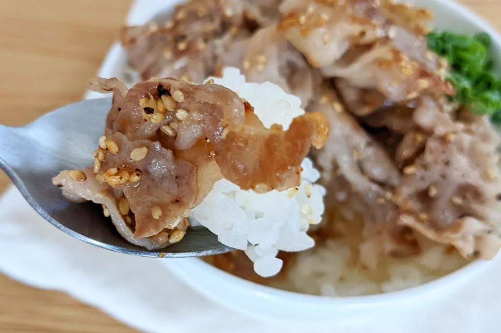 レモンでさっぱりとした味わいに。豚バラ塩レモン丼。