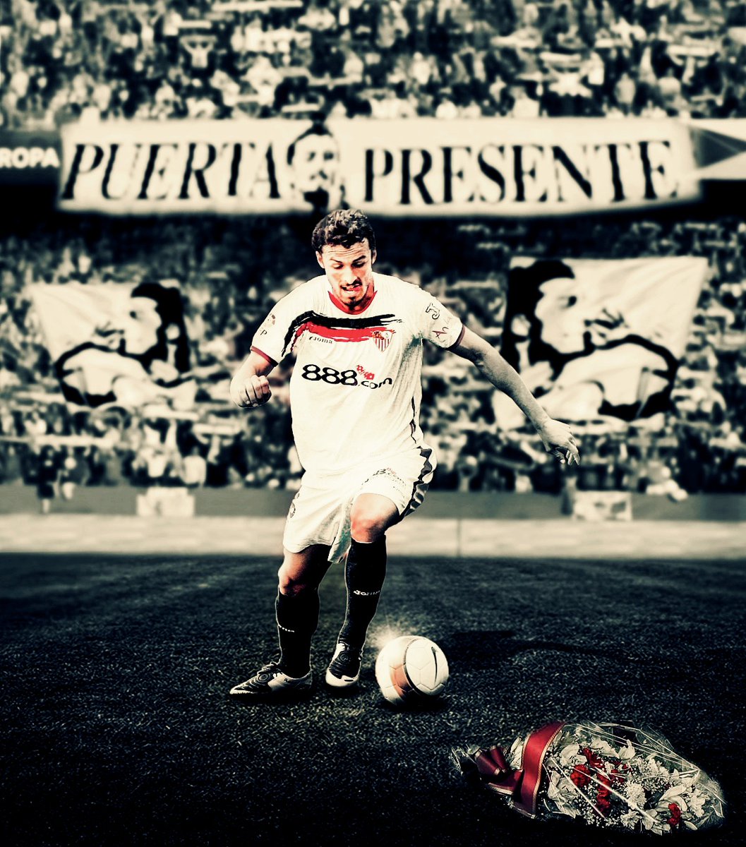 " Tuvo que ser sevillano, canterano y de Nervión, quién cumpliera nuestros sueños, nuestra mayor ilusión.. " 
#Puerta16❤