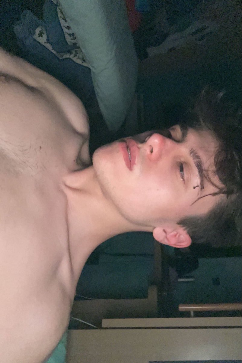 OFFRubenIT's tweet photo. if not me then who 
rt for a kiss 😪 https://t.co/VJ5fVxjC6s