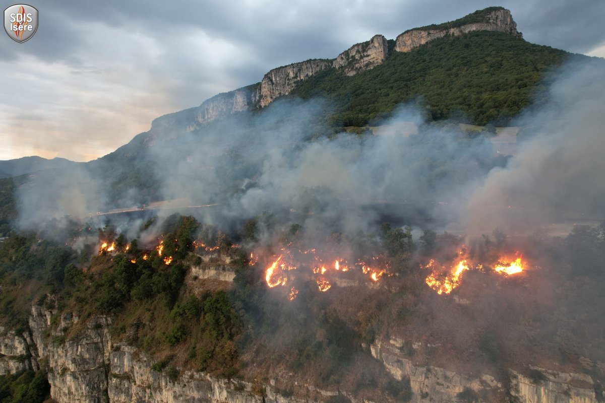 sdis38's tweet photo. ⚠️ Les secours sont toujours engagés sur le feu de végétation de Voreppe - La Buisse (Belvédère des Maquisards). D’importants moyens sont sur place. Même si vous voyez des flammes ou des fumées sur ce secteur, n’appelez pas le 18/112 afin de ne pas encombrer les lignes d’urgence. https://t.co/NT8u5l0LSI