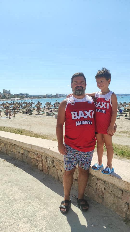 gradanimacio's tweet photo. El Nicola, de la millor acadèmia d’idiomes de la comarca @FriendsIdiomes,  ens envia aquesta 📸 des de Can Pastilla a #Mallorca ⛰🏖

Vas molt ben acompanyat 😘🧒🏻

Porten el @BasquetManresa al ❤️ i es nota, oi? ☺️

#GradaVacances22 #SomGrada #SomFamília 🏀🔴 https://t.co/J7LwjRBVnH