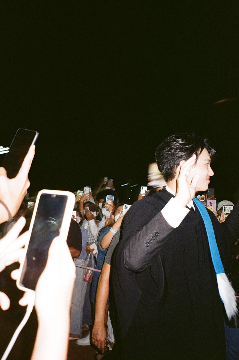 KetsarinSpb's tweet image. ภูมิใจแล้วก็ยินดีกับน้องวินมากๆเลยคั้บบ 🥹🤍💚
พึ่งมีโอกาสได้ล้างฟิล์ม 🎞ถึงภาพจะไม่ใกล้ ไม่ชัด แต่ชอบมากๆเลย มีคนรักน้องวินเย้อเยอะะ ขอให้เยอะขึ้นเรื่อยๆเลยน้าคนเก่ง 👶🏻🦷🍼

#WinGraduationDay #WINCongratsGradParty 
#winmetawin