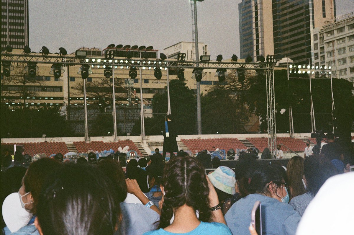 KetsarinSpb's tweet image. ภูมิใจแล้วก็ยินดีกับน้องวินมากๆเลยคั้บบ 🥹🤍💚
พึ่งมีโอกาสได้ล้างฟิล์ม 🎞ถึงภาพจะไม่ใกล้ ไม่ชัด แต่ชอบมากๆเลย มีคนรักน้องวินเย้อเยอะะ ขอให้เยอะขึ้นเรื่อยๆเลยน้าคนเก่ง 👶🏻🦷🍼

#WinGraduationDay #WINCongratsGradParty 
#winmetawin