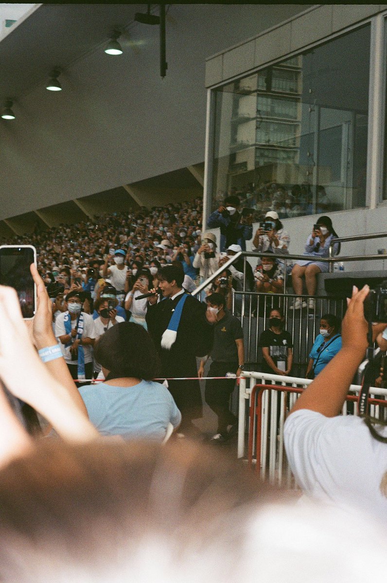 KetsarinSpb's tweet image. ภูมิใจแล้วก็ยินดีกับน้องวินมากๆเลยคั้บบ 🥹🤍💚
พึ่งมีโอกาสได้ล้างฟิล์ม 🎞ถึงภาพจะไม่ใกล้ ไม่ชัด แต่ชอบมากๆเลย มีคนรักน้องวินเย้อเยอะะ ขอให้เยอะขึ้นเรื่อยๆเลยน้าคนเก่ง 👶🏻🦷🍼

#WinGraduationDay #WINCongratsGradParty 
#winmetawin