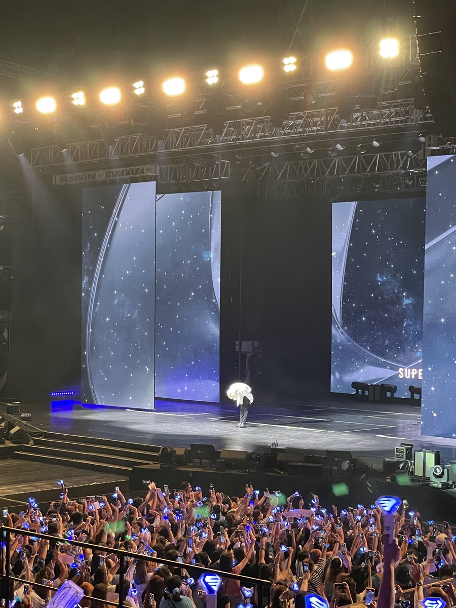 tickyteuk's tweet photo. LEETEUK bowing in front of PHELFs with a sorry heart and a promise that they will come back with Siwon and Eunhyuk to meet us. #SS9inManila https://t.co/vShQE9q0q6