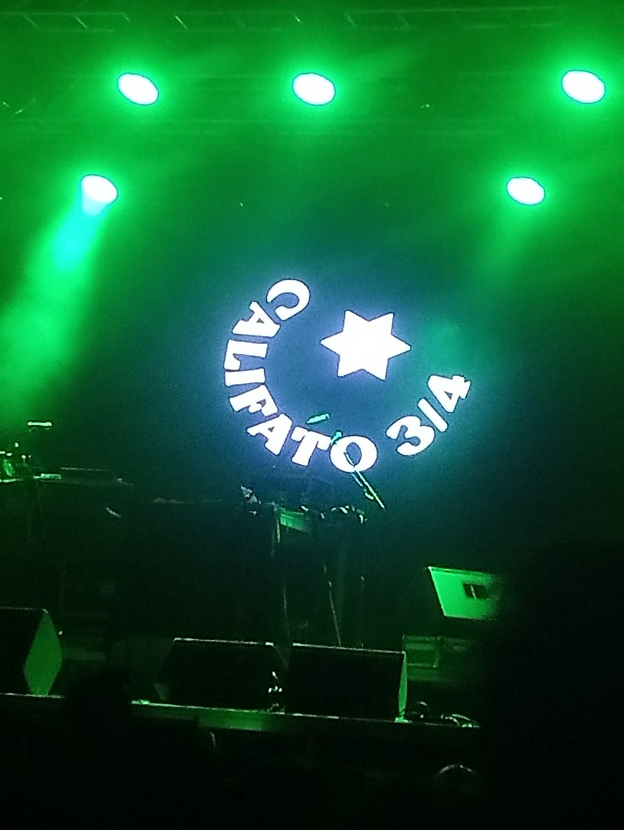 srlobohms's tweet photo. Ayer estuve en el concierto de #carmenxia y #califato3x4 que aparte de un chute musical espectacular con un espectáculo de 10 es un chute de andalucismo en vena que te llega. Viva #Andalucía y viva la #culturaandaluza. Ese himno ese himno... Con esa versión Brutal. Disfrute!! https://t.co/Jd4xYkhsni