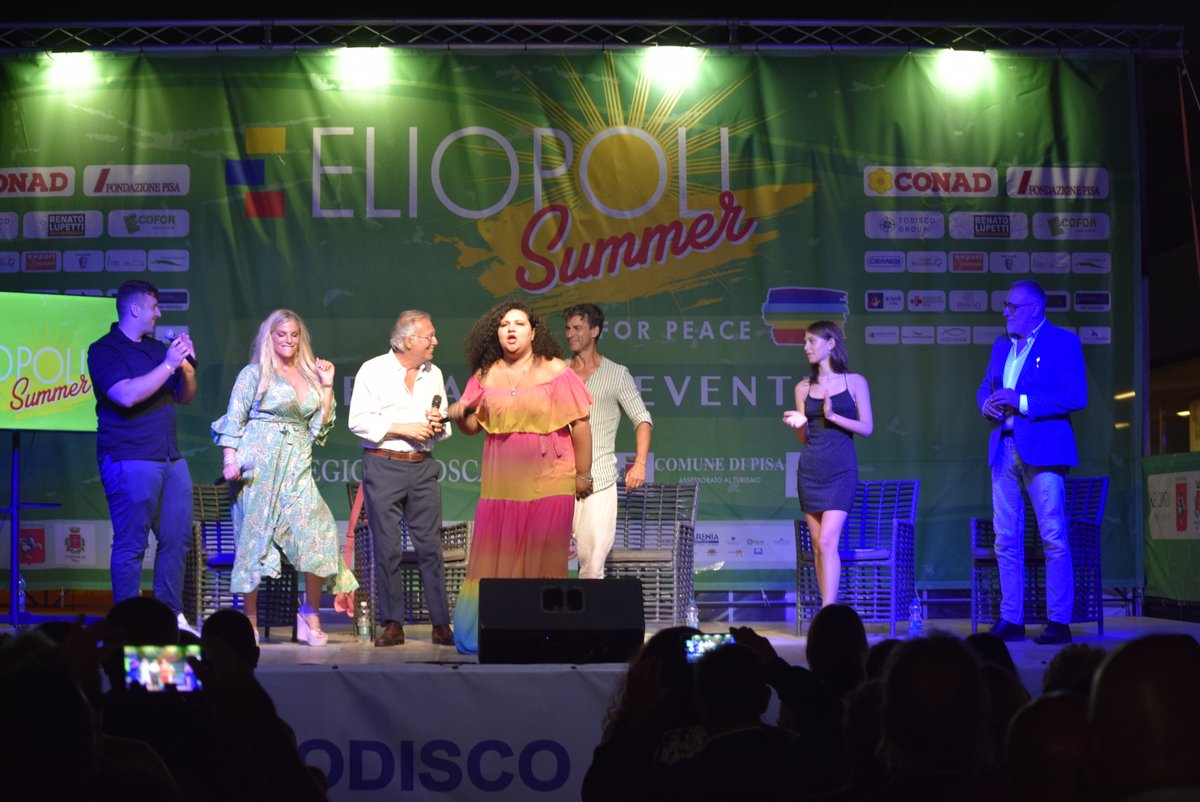 NavicelliS's tweet photo. 😅 Invito a sorpresa a #EliopoliSummer, a #Calambrone, per il presidente della Port Autority di #Pisa, Salvatore Pisano. 

🎤 Con Massimo Marini e la presenza di Francesca Cipriani e Kledi, è stata l’occasione per conoscere da vicino la figura del presidente https://t.co/U6ZlRJ3qJE