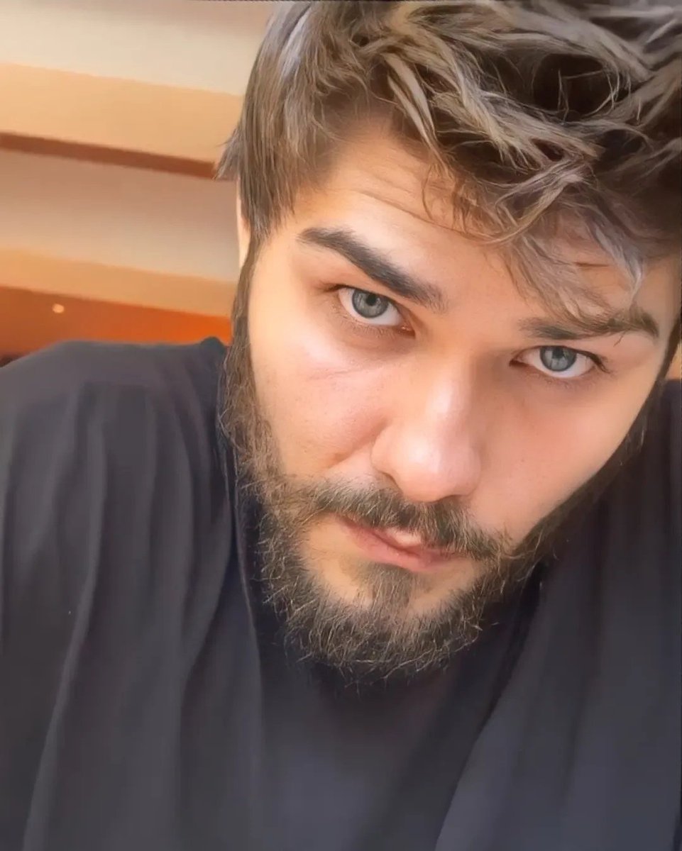 <a href="/barismrtyagci/">Barış Murat Yağcı</a> Barışşş öpsem miii gözlerindenn😍😍