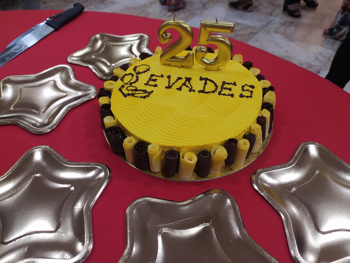 CarmenCriesgo's tweet photo. Toda buena celebración de cumpleaños acaba con una tarta soplando las velas 🎂 en esta ocasión con mucho #amarilloformativo 💛 #25aniversarioEVADES @EVADES1
¡Seguimos compartiendo y sumando juntos!
#EVADES2022 #compartiendoconocimiento #evades #aniversario #eventosabiertos https://t.co/nUk8QgFiEE