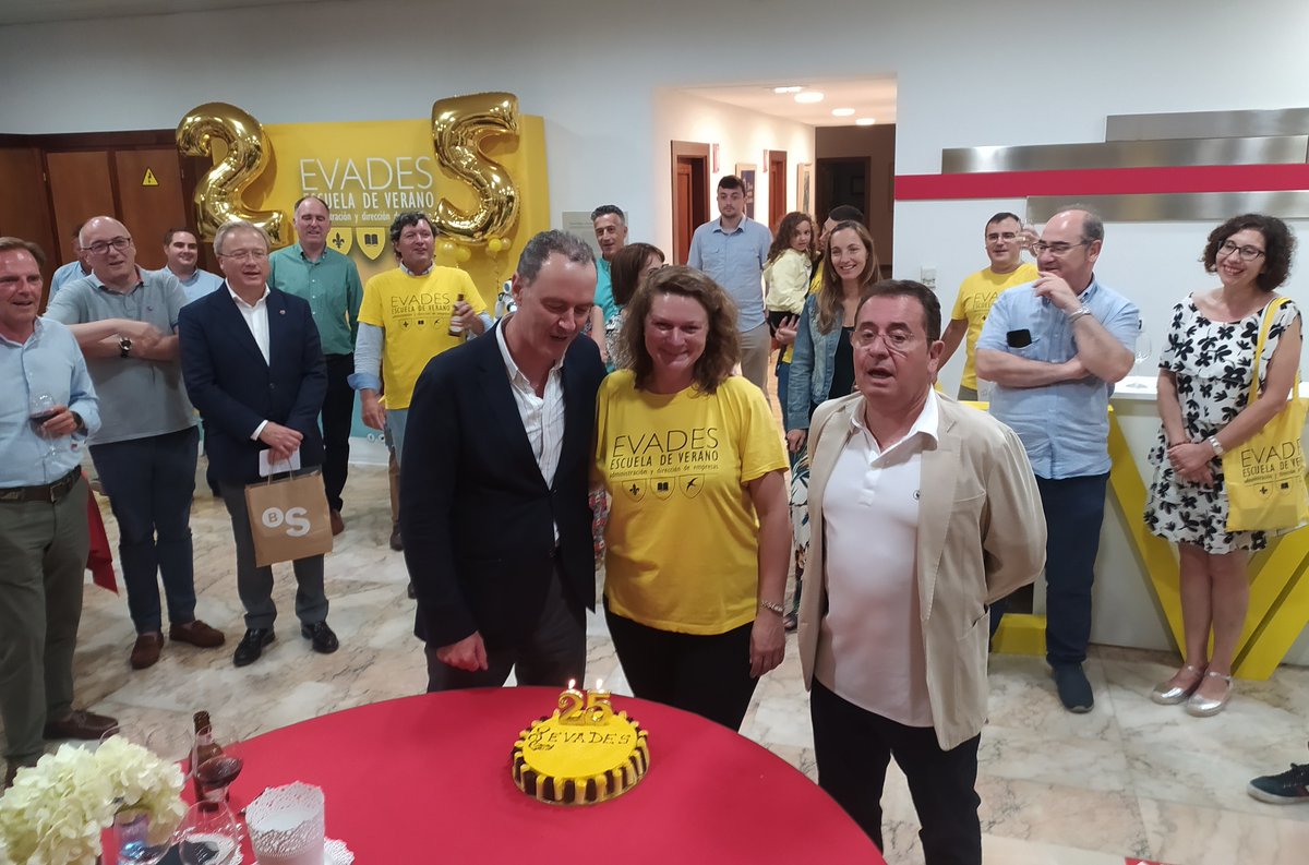 CarmenCriesgo's tweet photo. Toda buena celebración de cumpleaños acaba con una tarta soplando las velas 🎂 en esta ocasión con mucho #amarilloformativo 💛 #25aniversarioEVADES @EVADES1
¡Seguimos compartiendo y sumando juntos!
#EVADES2022 #compartiendoconocimiento #evades #aniversario #eventosabiertos https://t.co/nUk8QgFiEE