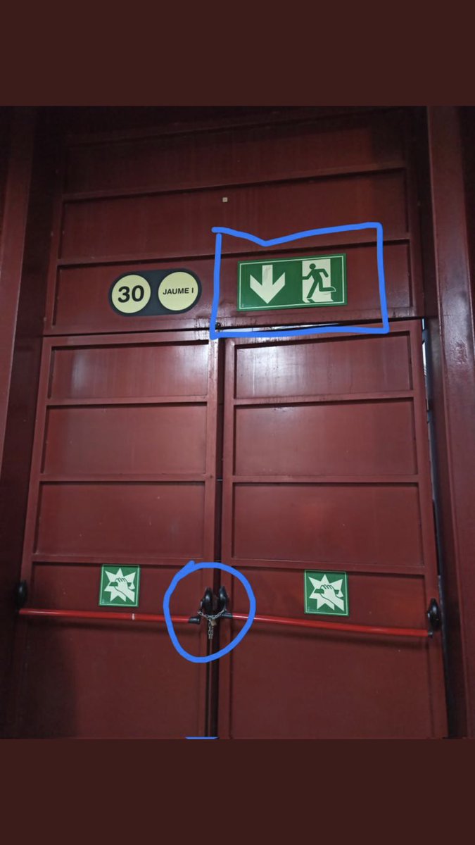 GorkaBertran's tweet photo. @Dipta_cat heu vist les fotos de les portes d’emergència de la TAP tancades amb cadenes? Res a dir? De l’organització, les barres, la seguretat privada, etc ja en parlarem un altre dia. Però el tema portes d’emergència bloquejades és delictiu. @nllaurado @quimnin @pauricoma https://t.co/oSmCEy9HOg
