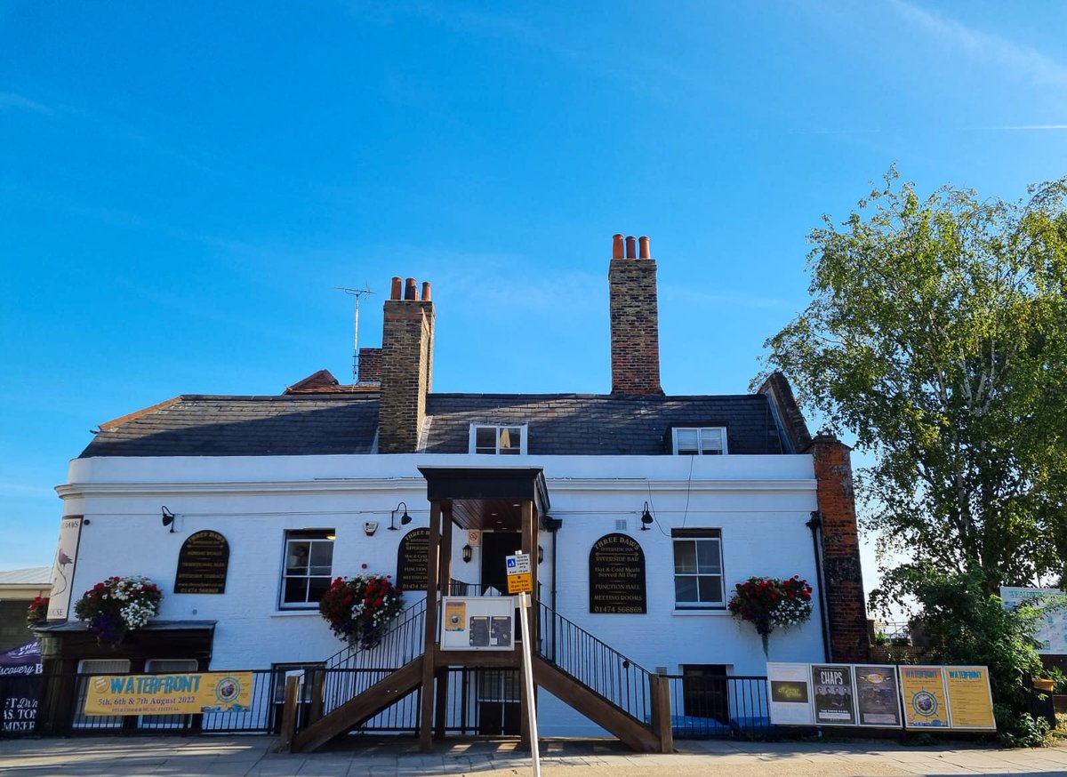 Visit_Gravesham's tweet photo. Climb aboard the magnificent MT Kent moored at #Gravesend Pontoon as part of the #WaterfrontWeekend! π₯
Enjoy live music & glorious sunshine at the Beer, Cider + Music Festival @TheThreeDaws public house & Town Pier Square πΆπ₯βοΈ
π§‘ Summer in #Gravesham https://t.co/qwKNeYJfPs