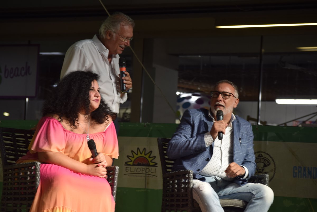 NavicelliS's tweet photo. 😅 Invito a sorpresa a #EliopoliSummer, a #Calambrone, per il presidente della Port Autority di #Pisa, Salvatore Pisano. 

🎤 Con Massimo Marini e la presenza di Francesca Cipriani e Kledi, è stata l’occasione per conoscere da vicino la figura del presidente https://t.co/U6ZlRJ3qJE