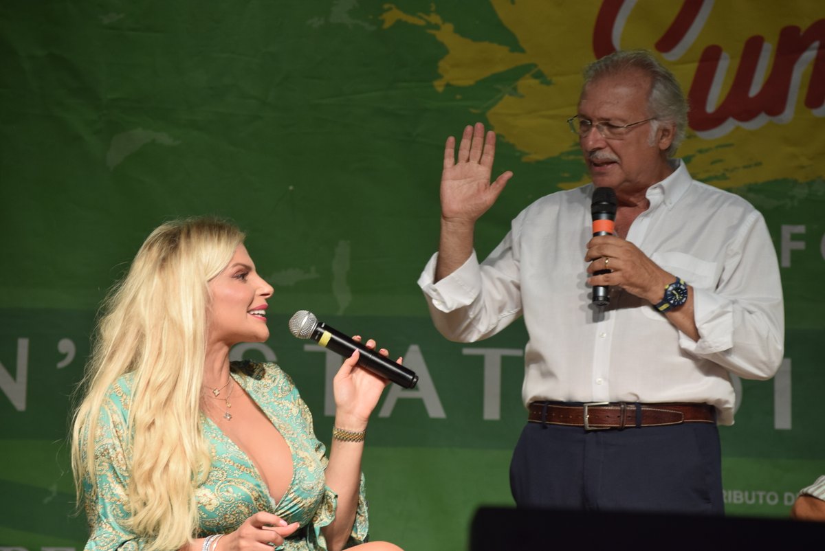 NavicelliS's tweet photo. 😅 Invito a sorpresa a #EliopoliSummer, a #Calambrone, per il presidente della Port Autority di #Pisa, Salvatore Pisano. 

🎤 Con Massimo Marini e la presenza di Francesca Cipriani e Kledi, è stata l’occasione per conoscere da vicino la figura del presidente https://t.co/U6ZlRJ3qJE