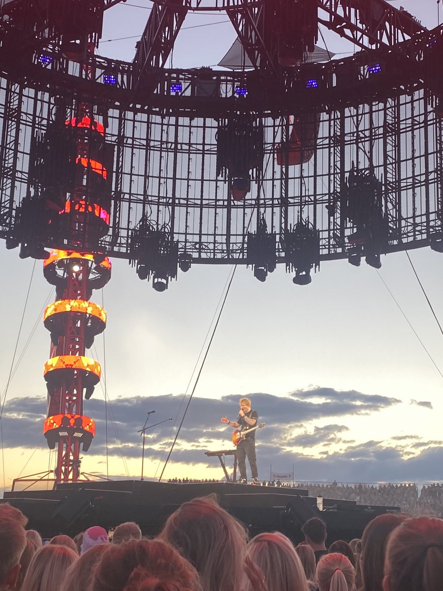 Agnes_Pumpkin's tweet photo. Still not over @edsheeran last night! Dancing in the crowd with a bunch of first timers💃🏻🙌🏼 https://t.co/DcRsd1WfIp