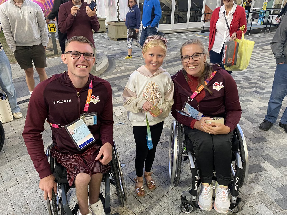 Ruby was very lucky to meet gold medalists @nathanmaguire2 and @HCDream2012 last night. Hannah was so lovely and let Ruby hold her gold medal!Such lovely people🏅@Birminghamcwg22 #Birmingham2022