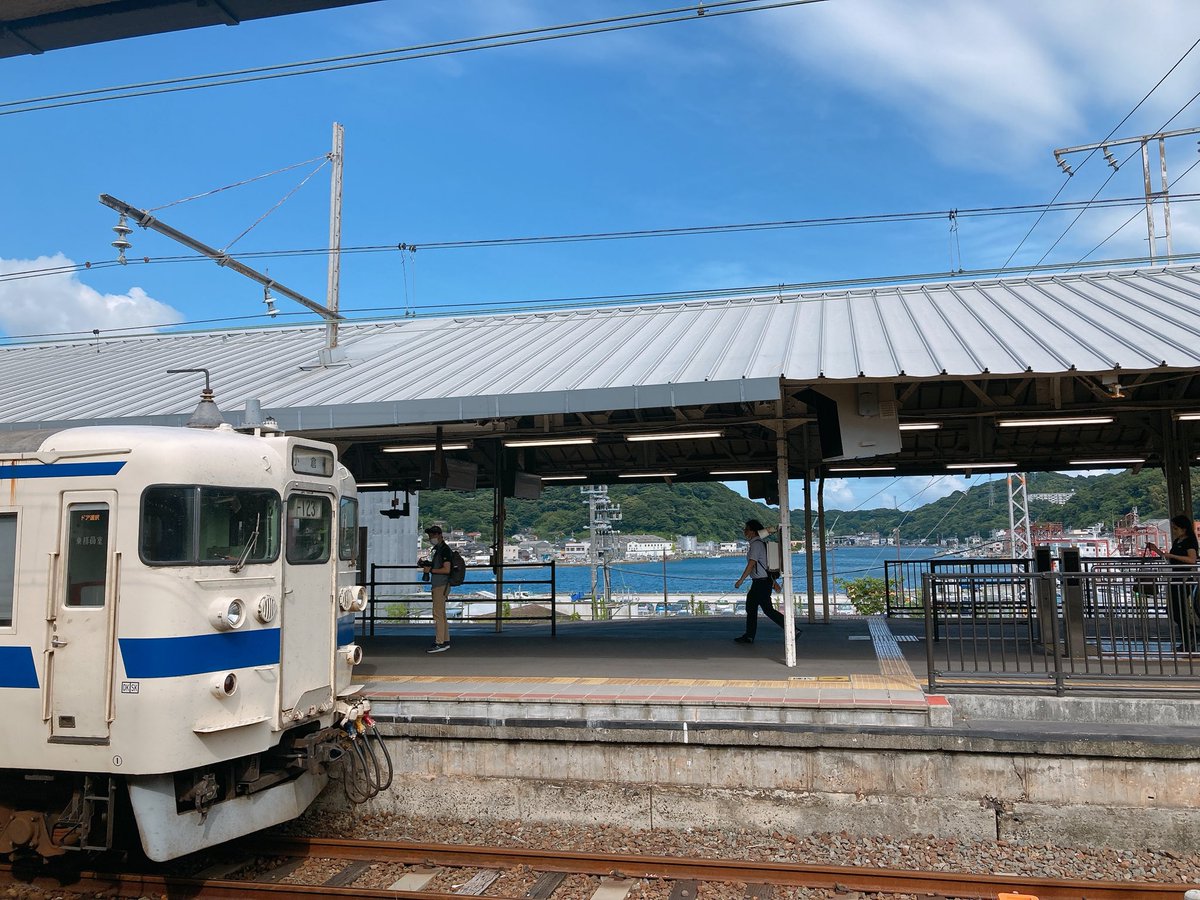 kbtm_'s tweet photo. 広島山口旅#12

下関から角島へ🚃

駅から既に海景色
見惚れる車窓…

海の中を走っているみたい！
千と千尋のワンシーンを思い出しました😌 https://t.co/Fh3kykNAkD