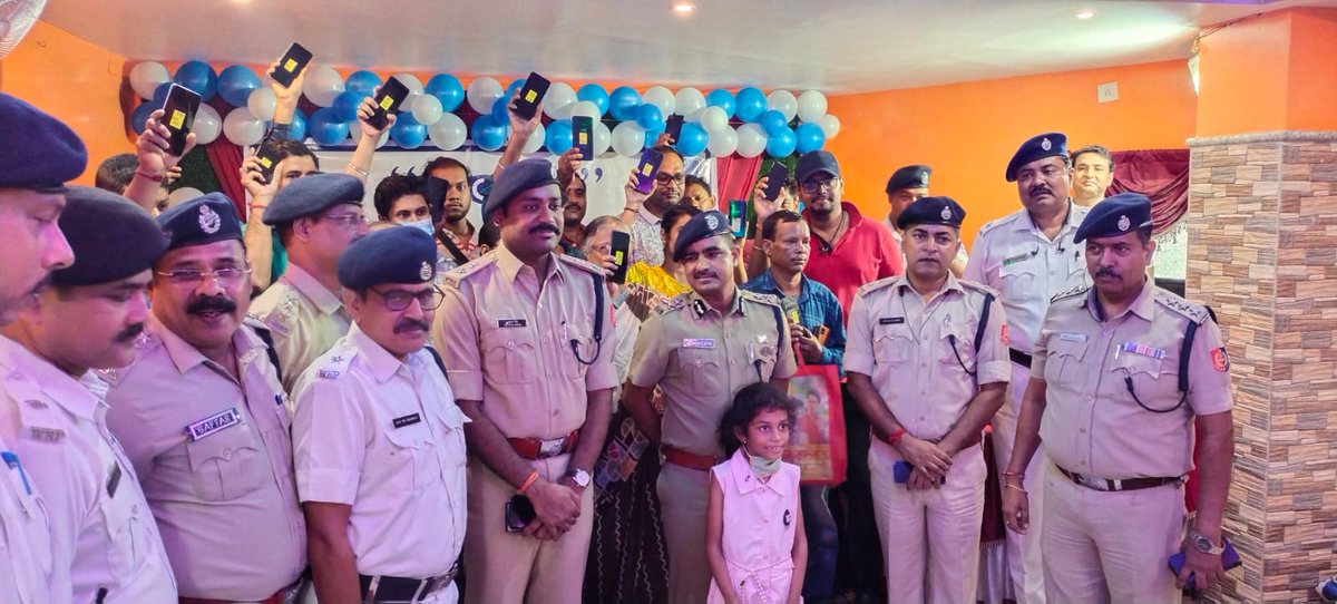 dcpnorthhcp's tweet photo. Toady Participated in #BloodDonation #HealthCheckup camp for "Sharddha Members " and also handed over Some Missing Mobiles under #ChatterjeehatPS . Ld CP HPC was also present during program. https://t.co/44wLiKuieQ