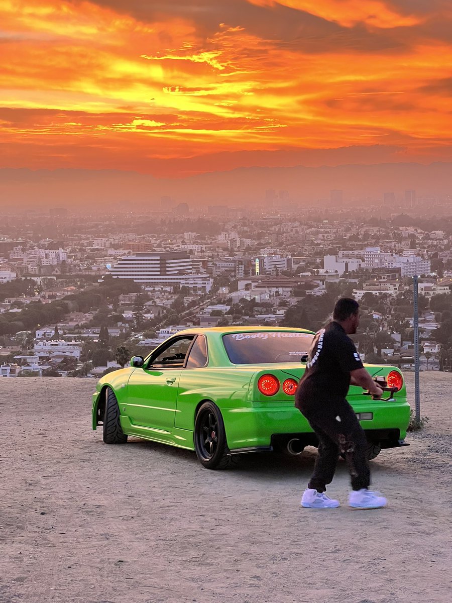 garyanytime's tweet photo. Los Angeles Skyline vs Nissan Skyline https://t.co/OrSxugSOEs