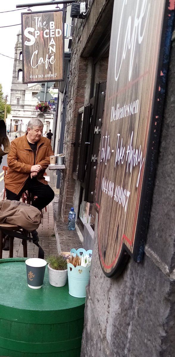 Spotted @NiallOfficial walking around Mullingar this morning at #Fleadh2022 but here's an even bigger celeb, @johncreedon, having a cuppa outside the Spiced Bean cafe!