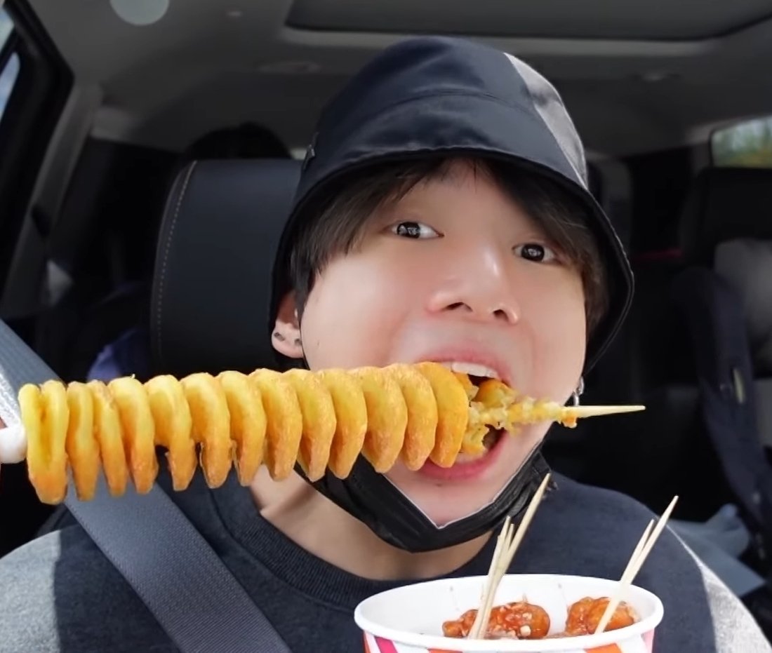 _mminttht's tweet photo. เต็มไม้เต็มมือเลยกุก😂 

#BTS_VLOG #JUNGKOOK https://t.co/lCyO5EeM4e