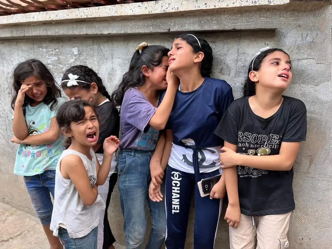 Gazze'nin çocukları...

İşgalci İsrail tarafından bu sabah Gazze şeridinde ki mahalleleri bombalanan Filistinli çocukların feryatları...

#GazaUnderAttack