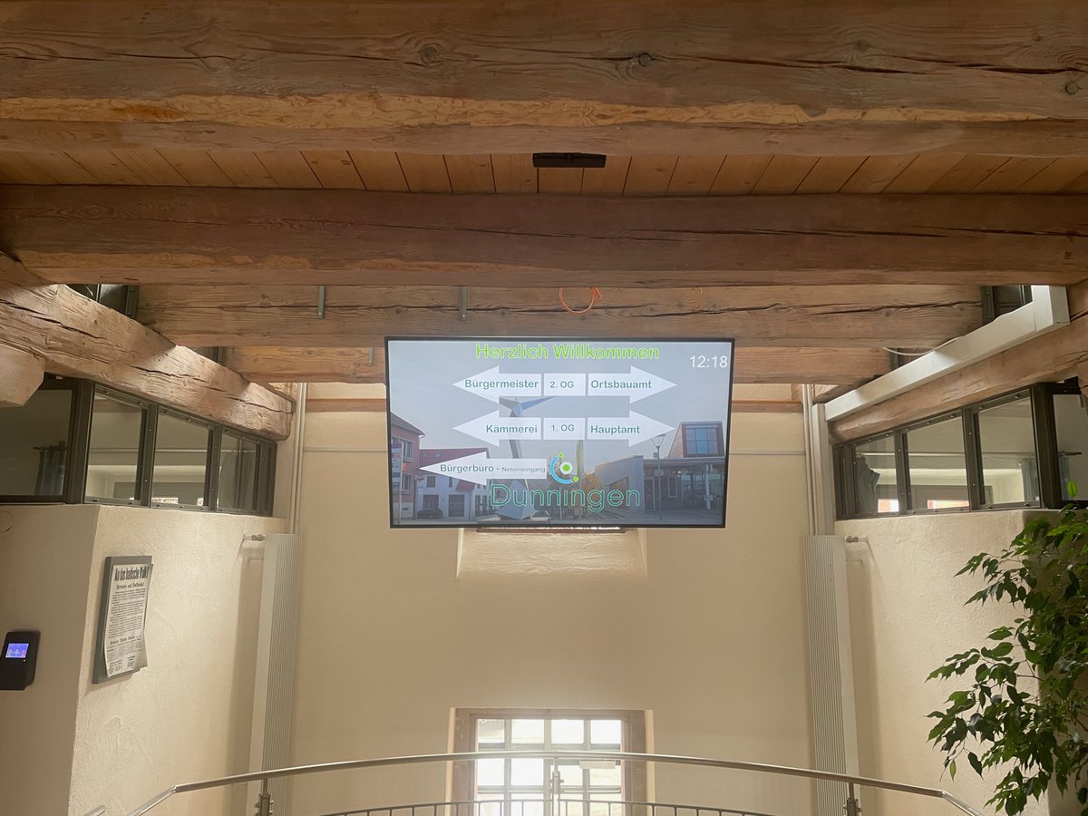 teekay1st's tweet photo. Ein Display um den Bürgern einer Nachbargemeinde die Orientierung im Rathaus zu erleichtern. „Mal was anderes“, dachte ich. 
#infodisplay #digitaleinfosysteme #dunningen #rathaus #buergerinfo #hitcom #sharp #sharpnec  #tkavsolutions #schaufensterdigital #avprofi #avprofiunterwegs https://t.co/xL79ioBpoa