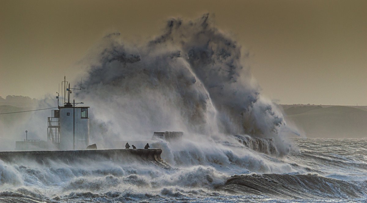 Please click on link to vote for my image in the FAA Billboard contest 
fineartamerica.com/contests/billb…

#stormciara #storms #seascape #porthcawl