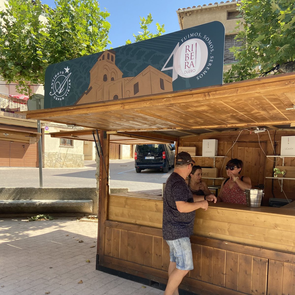 El vino, por supuesto, es el protagonista absoluto del día. Ven a sentir el #espírituRibera de la mano de <a href="/martinberdugo/">Martín Berdugo</a> <a href="/Hispanobodegas/">Hispanobodegas</a> <a href="/export2/">BODEGAS PASCUAL</a> #BodegasAntídoto 🍷🍇
#DORibera 
<a href="/RutaVinoRibera/">RutaVino RiberaDuero 🍇</a> <a href="/dipsoria/">Diputación de Soria</a>