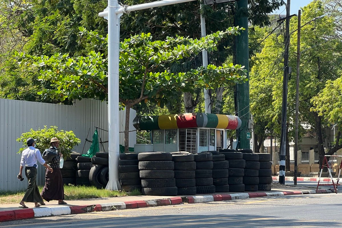 Myanmar_Now_Eng's tweet photo. Myanmar Now has recorded how Yangon is changing under the military dictatorship. It has become a common sight to see checkpoints at intersections and barbed wire barriers with military forces. More at https://t.co/OPArCnsQg5

Photos: Wai Myo/Myanmar Now

#WhatsHappeningInMyanmar https://t.co/8PfBC9UI57