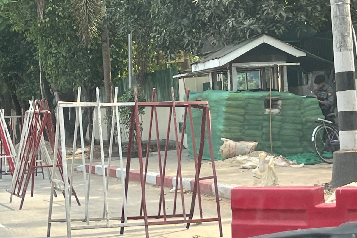 Myanmar_Now_Eng's tweet photo. Myanmar Now has recorded how Yangon is changing under the military dictatorship. It has become a common sight to see checkpoints at intersections and barbed wire barriers with military forces. More at https://t.co/OPArCnsQg5

Photos: Wai Myo/Myanmar Now

#WhatsHappeningInMyanmar https://t.co/8PfBC9UI57