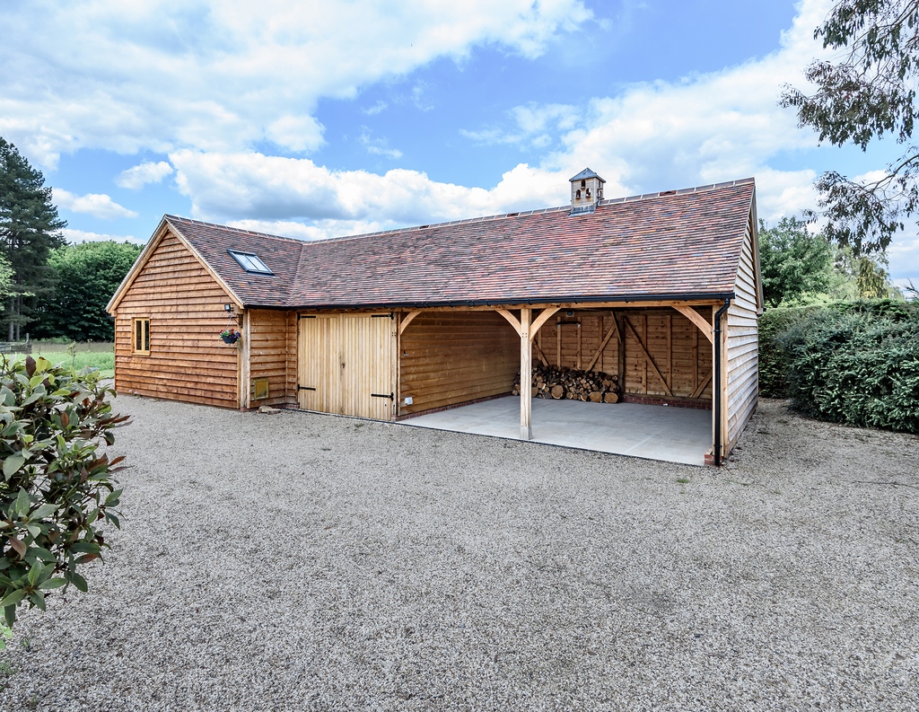 Beautiful 3 bay garage with a guest home attached! 🤩 Who wants to see more of the One Annexe? 🙋‍♂️

#oakframing #oakgarage #annexe #guestaccommodation #guesthouse #2baygarage #oakframedgarage