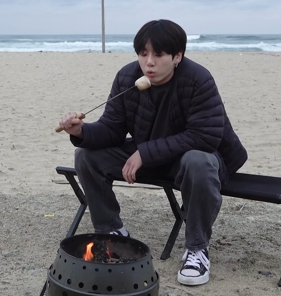 _mminttht's tweet photo. เป่าฟู่ๆ                         ง้ามมมม~

#BTS_VLOG #JUNGKOOK https://t.co/gauLpLipLD