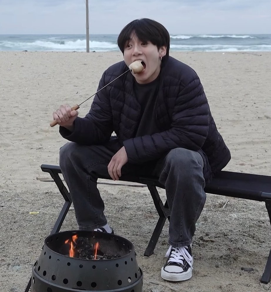 _mminttht's tweet photo. เป่าฟู่ๆ                         ง้ามมมม~

#BTS_VLOG #JUNGKOOK https://t.co/gauLpLipLD