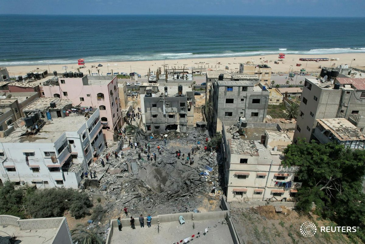 The effect of the criminal regime's bombing of Palestinian residential neighbourhood in Gaza city. Photo via @Reuters