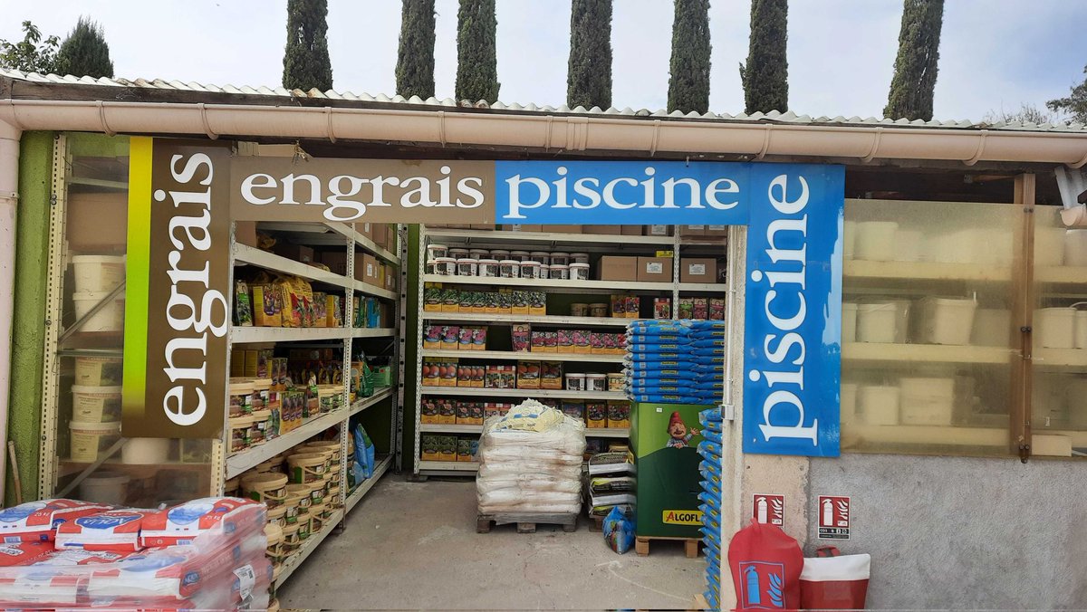 emerout's tweet photo. #onnousment ça ne marche pas j'en ai mis et aucune piscine n'a poussé dans mon jardin @ComplotsFaciles https://t.co/ug4bYy1B7E