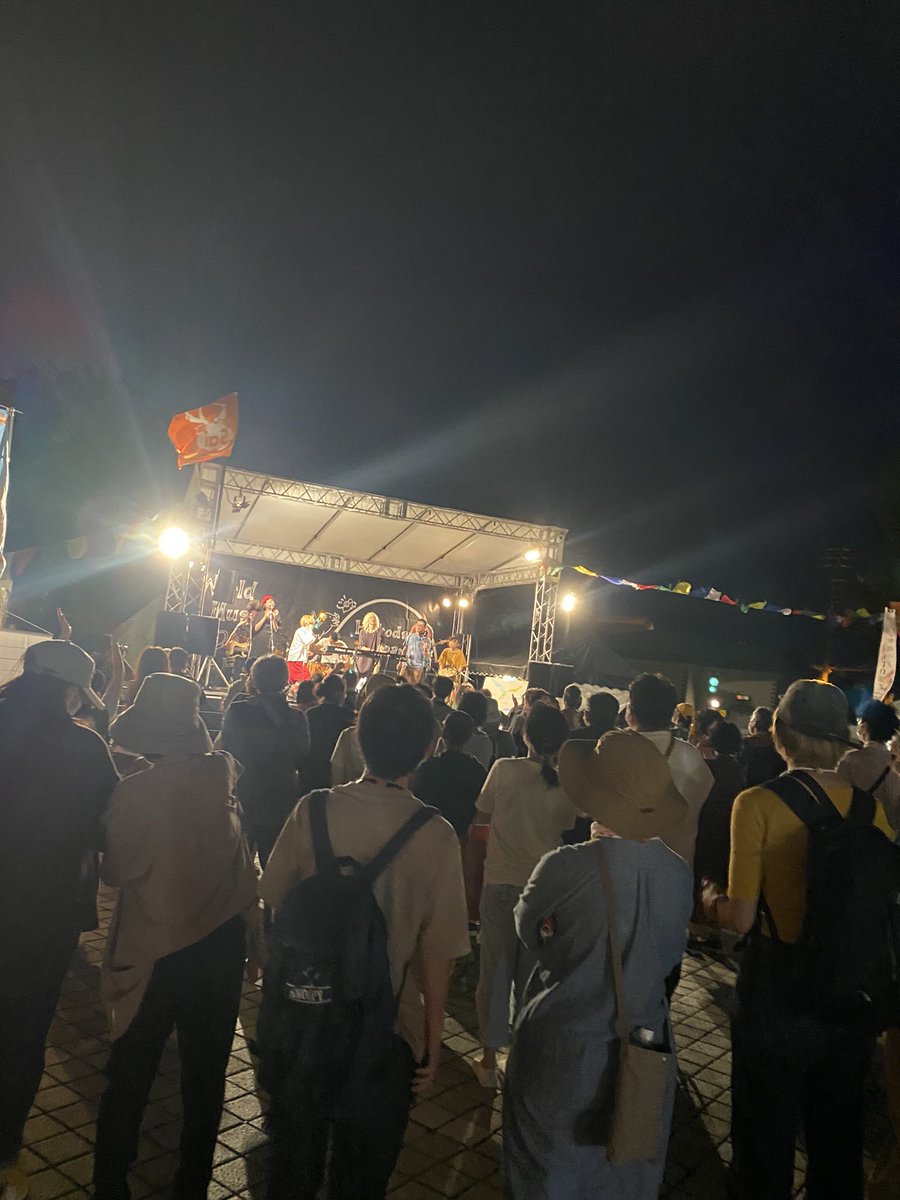 ブンダに向かう人が既に踊りながら
リズムをとりながら向かっている！！
そんな楽しいステージの犯人は…
奥山漂流歌劇団！
音にノリたくなったあなた！！
明日8/7のステージは
15:05〜アトラスステージです。
お見逃しなく！ノリ忘れなく！

#wmdf2022
#mogufes2022