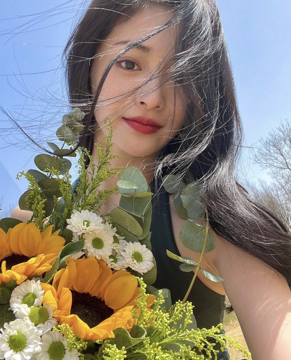 ono__azusa's tweet photo. 強風でも美しいギョルギョン
お顔が最強なのは勿論のこと、肌の質感や髪の艶、3首(手首、足首、首)の美しさが透明感をさらに爆増させているのかなと思う 好きです https://t.co/UMd0rcBsge