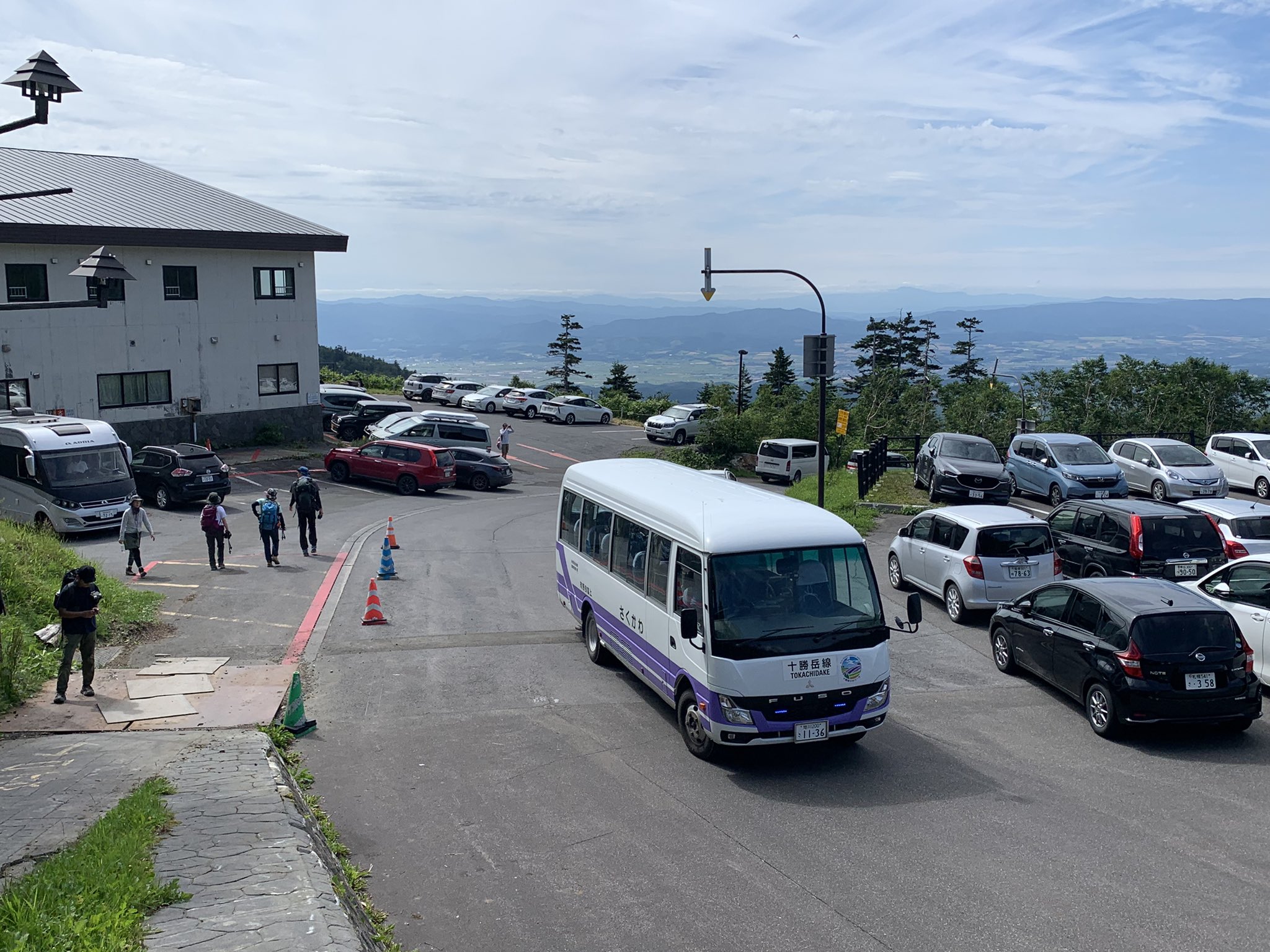 はいらーある 今回バス旅をして思ったのだが 道北バスの終点の美瑛町の白金温泉エリアから 十勝岳望岳台を抜けて 上富良野町の町営 バスの来ている吹上温泉まで8 1kmしかないんだな これは 徒歩で抜けられるな T Co 6vftiroeff Twitter