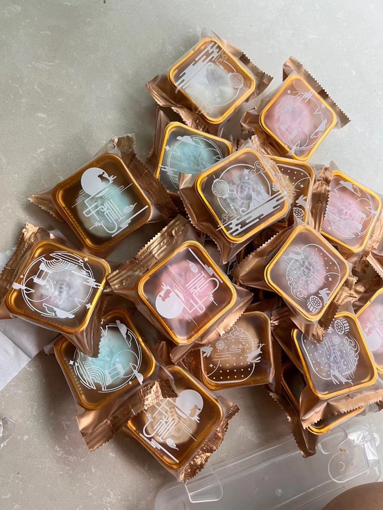 Qmei_BitCoke's tweet photo. 第一次做广式月饼&amp;冰皮月饼，超有成就感😍，不如这次中秋佳礼给你们送我亲手制作的月饼🥮 https://t.co/pNWMAzGw3e