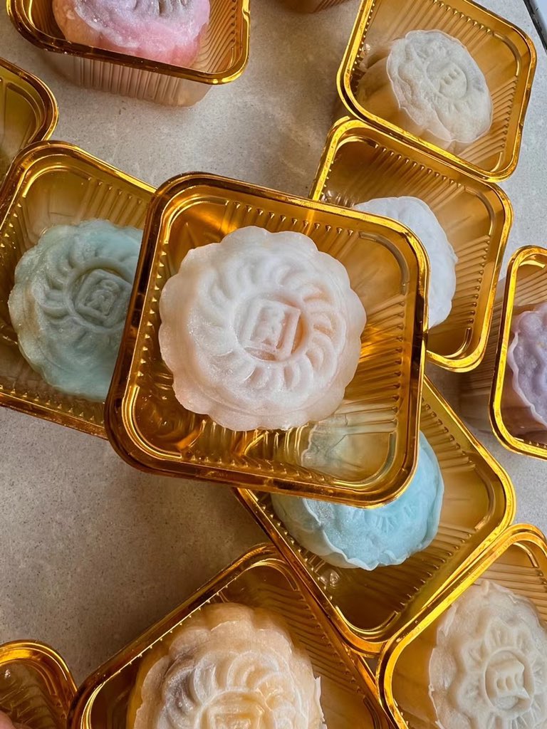 Qmei_BitCoke's tweet photo. 第一次做广式月饼&amp;冰皮月饼，超有成就感😍，不如这次中秋佳礼给你们送我亲手制作的月饼🥮 https://t.co/pNWMAzGw3e