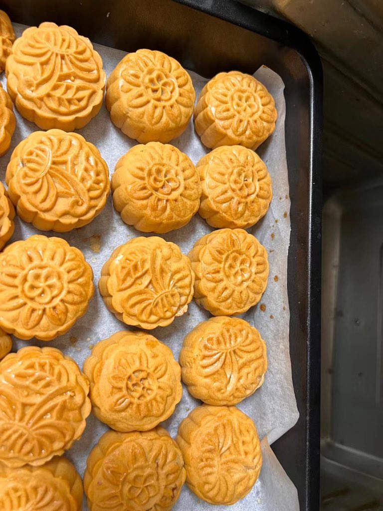 Qmei_BitCoke's tweet photo. 第一次做广式月饼&amp;冰皮月饼，超有成就感😍，不如这次中秋佳礼给你们送我亲手制作的月饼🥮 https://t.co/pNWMAzGw3e