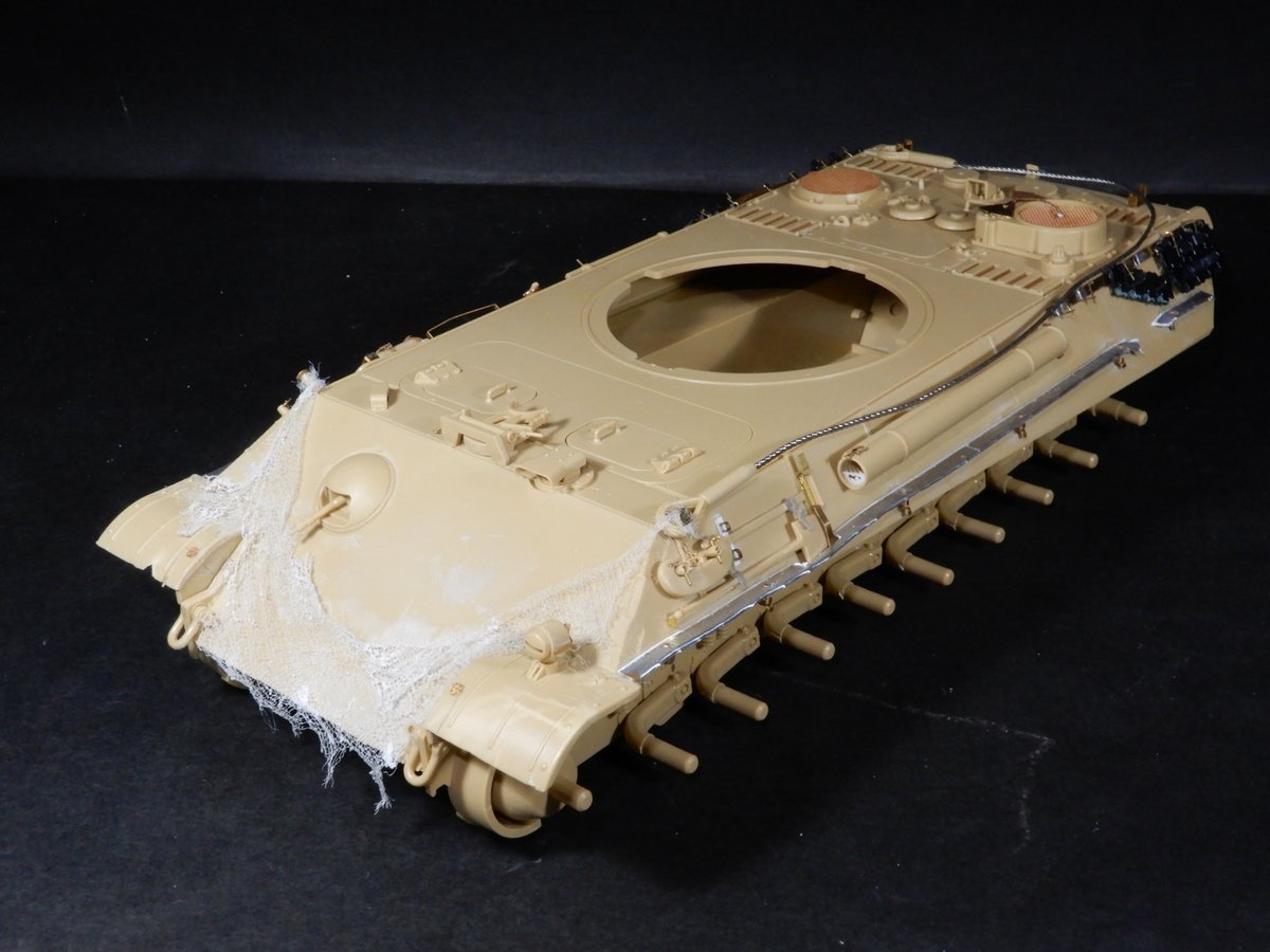 Yoshi84525254's tweet image. 【Panther 進捗5】
車体組みました😇
今回、100均で見付けた洗濯ネット（細目）を使って偽装網的な表現にチャレンジ😊
接着には瞬着とマッドメデゥムを併用してます😆
さてどうなる事やら・・・🙄?
後部はfunazoumodelsの消炎器を待つか、このまま行くか🤔
#タミヤ　#パンター　#PantherG #戦車模型