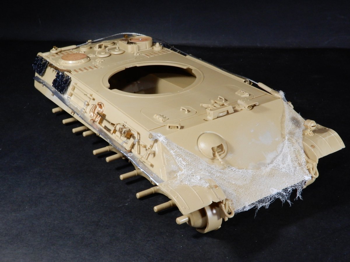 Yoshi84525254's tweet image. 【Panther 進捗5】
車体組みました😇
今回、100均で見付けた洗濯ネット（細目）を使って偽装網的な表現にチャレンジ😊
接着には瞬着とマッドメデゥムを併用してます😆
さてどうなる事やら・・・🙄?
後部はfunazoumodelsの消炎器を待つか、このまま行くか🤔
#タミヤ　#パンター　#PantherG #戦車模型
