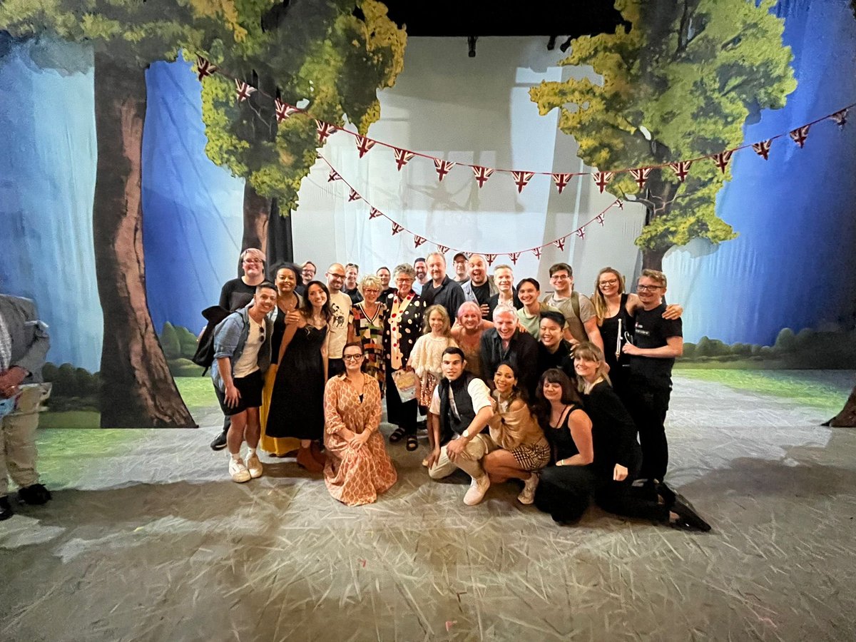 All the love for your final two today my baking beauties.  ❤️🧁🍪🍩<a href="/BakeOffMusical/">The Great British Bake Off Musical</a> <a href="/Everymanchelt/">Everyman Theatre</a> thrilled you enjoyed <a href="/PrueLeith/">Prue Leith</a>             #bakeoff #theatre #choreographer #movement