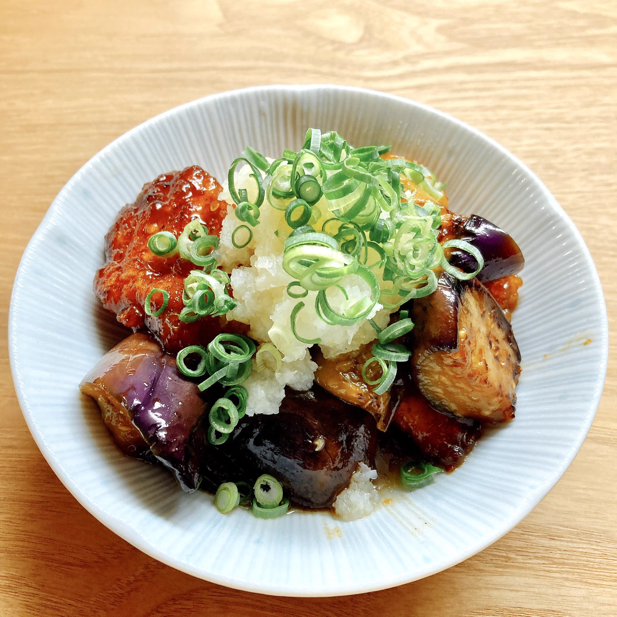 山本ゆりさんの『鶏胸肉とナスのおろしだれ』
これ美味しい❣️
もともと晩ごはんはあんまり食べない母も気に入ってペロリだったし、また作って欲しいとリクエストも。胸肉が柔らかくて下味しっかりついてるからご飯がススムくん🍚✨  