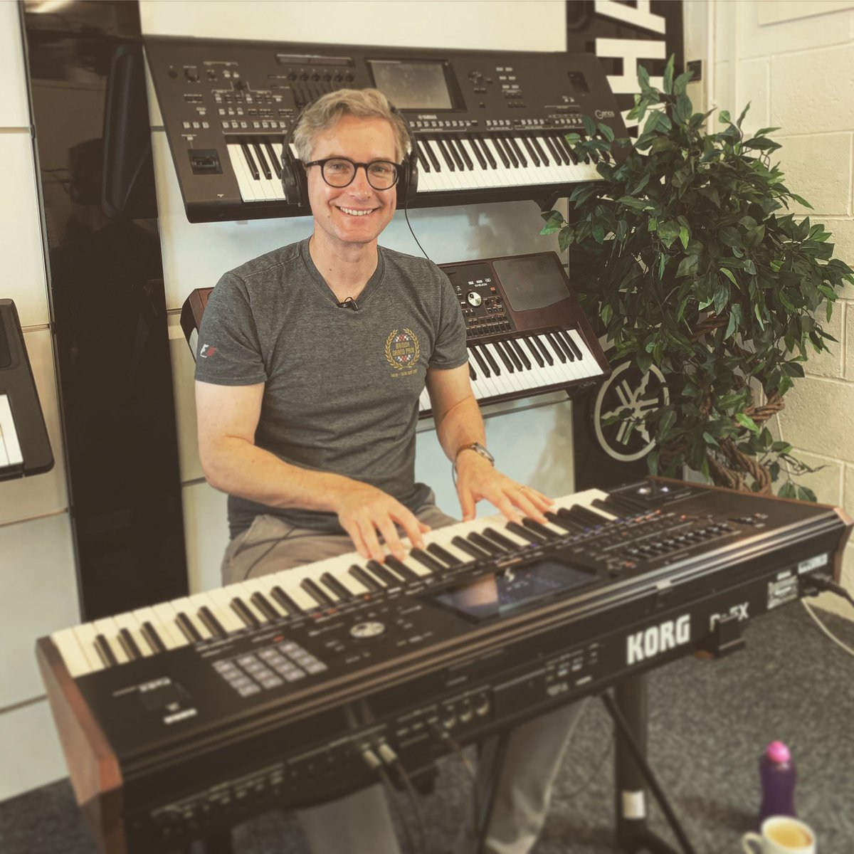 chrisonpiano's tweet photo. More Korg #pa5x livestream action today. Testing out new equipment and having fun along the way. 😎
@KorgUK @KorgUSA #synth #keyboardplayers #keyboard🎹 #keyboardist #pianist #songwriter #music #livestream https://t.co/GCYN1EthfZ