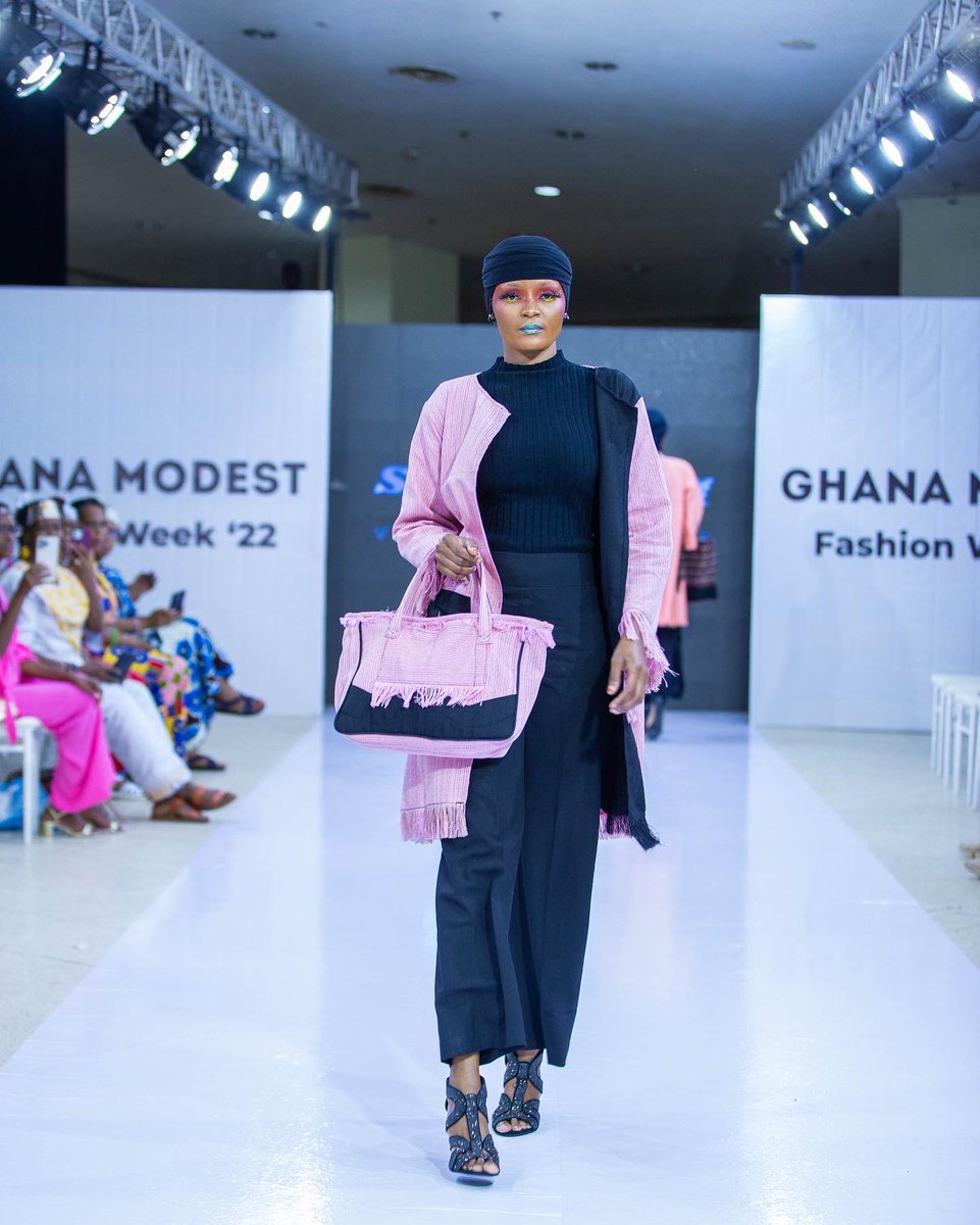 smockafrica's tweet photo. Introducing NAD kimono and the NAD bag. 

Both items are unisex and can be styled in many ways. 
Coming soon on @afrikrea 

Model: @titilayoomi (IG) 
Design: @smockafriq 
Cc: @ghanamodestfashionweek @ShamfizJ 

@aboyostudios https://t.co/K9uASvSZxr