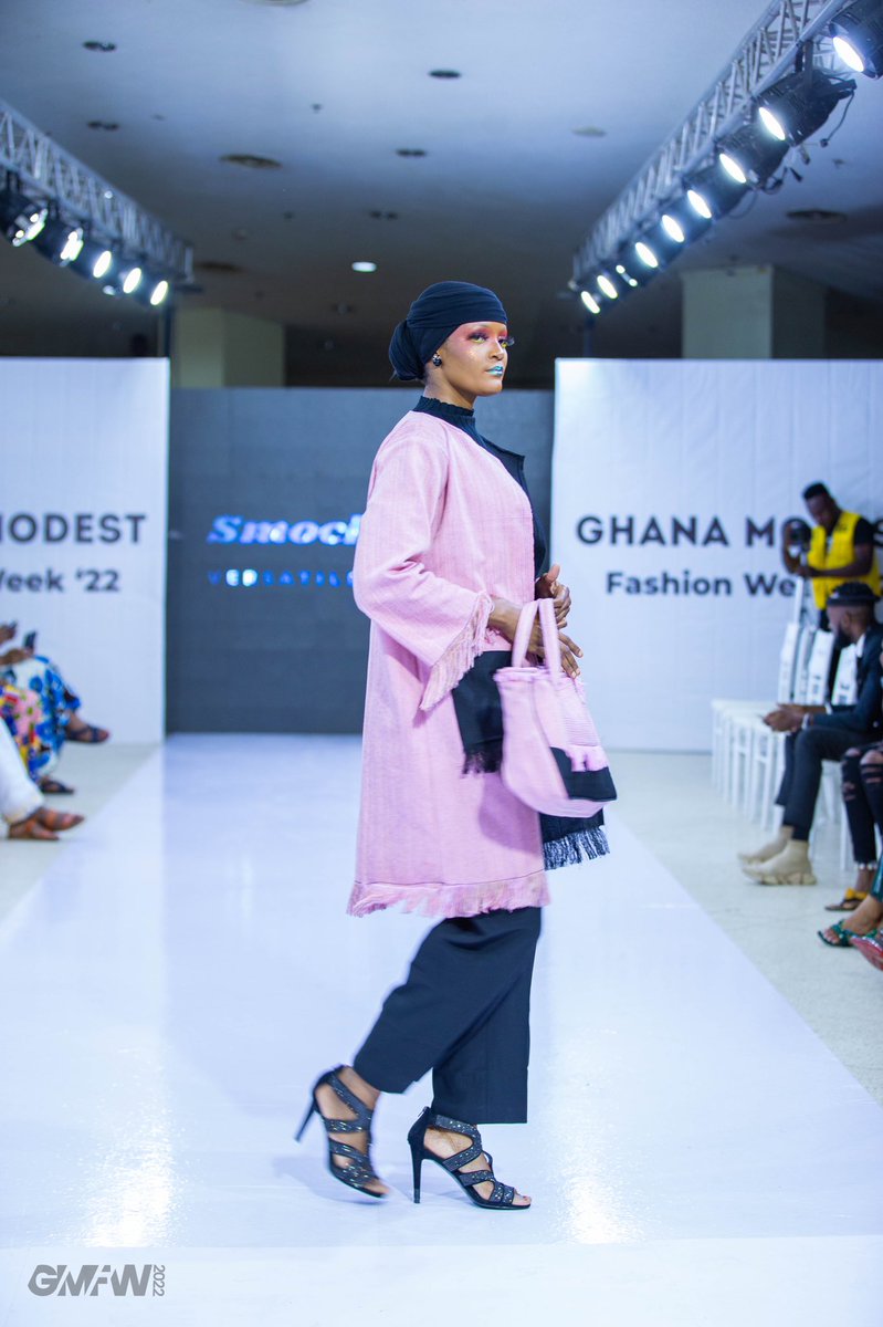 smockafrica's tweet photo. Introducing NAD kimono and the NAD bag. 

Both items are unisex and can be styled in many ways. 
Coming soon on @afrikrea 

Model: @titilayoomi (IG) 
Design: @smockafriq 
Cc: @ghanamodestfashionweek @ShamfizJ 

@aboyostudios https://t.co/K9uASvSZxr