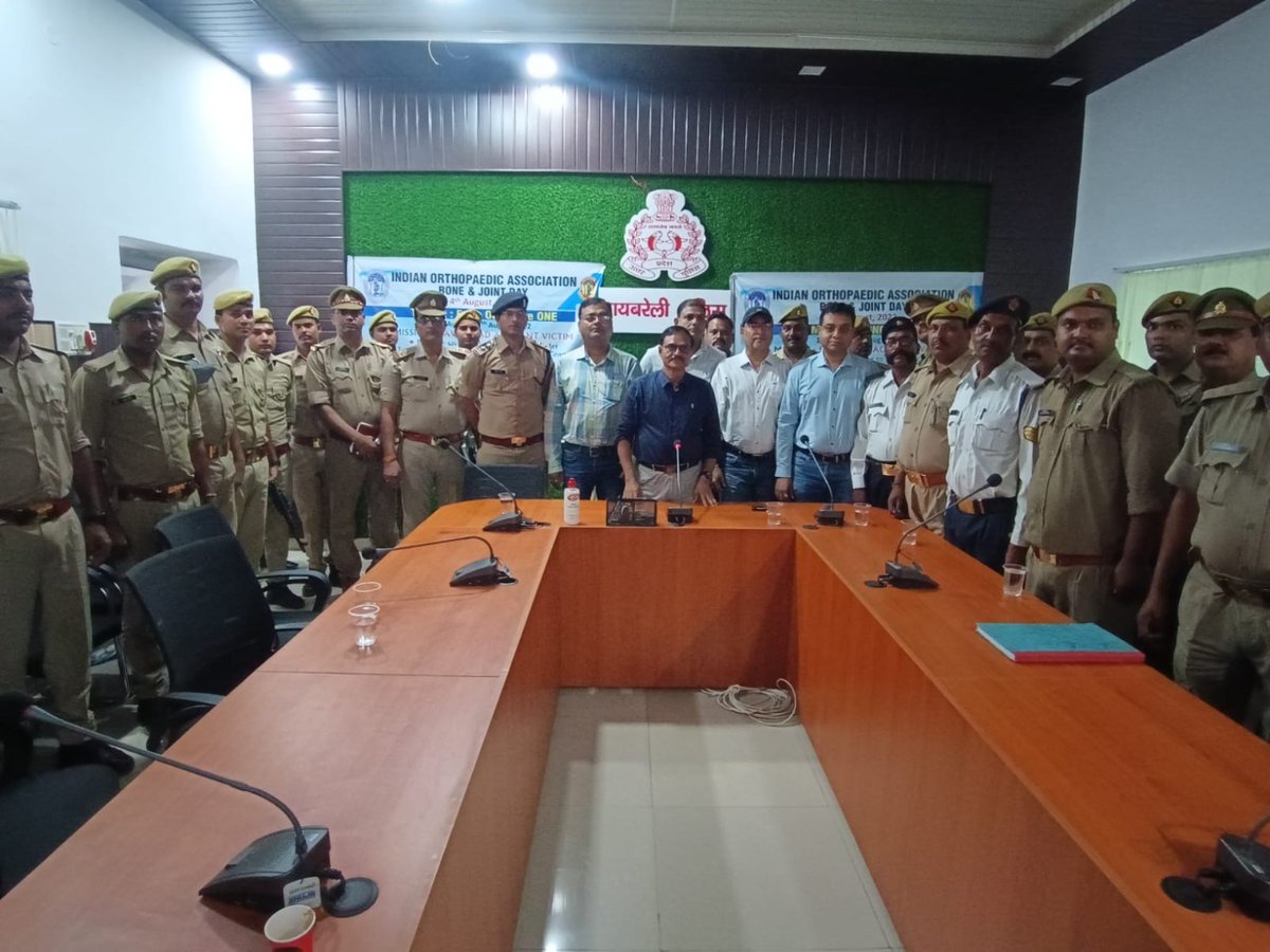 raebarelipolice's tweet photo. #Raebareli_Police  पुलिस लाइन सभागार में आर्थोपेडिक एसोसिएशन के चिकित्सकों के सहयोग से #EachOneSaveOne थीम पर सड़क दुर्घटना व अन्य चिकित्सीय आकस्मिकता के दौरान सहायता प्रदान करने हेतु फर्स्ट रेस्पांडर पुलिस कार्मिकों को  #बेसिक_लाईफ_सपोर्ट प्रशिक्षण दिया गया। https://t.co/QeM2Ol0GbY